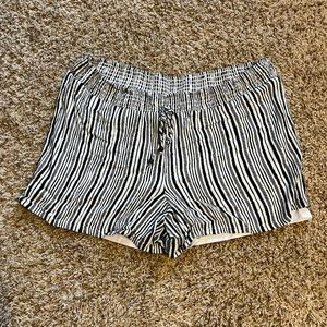 Apt 9 black and white shorts size XL